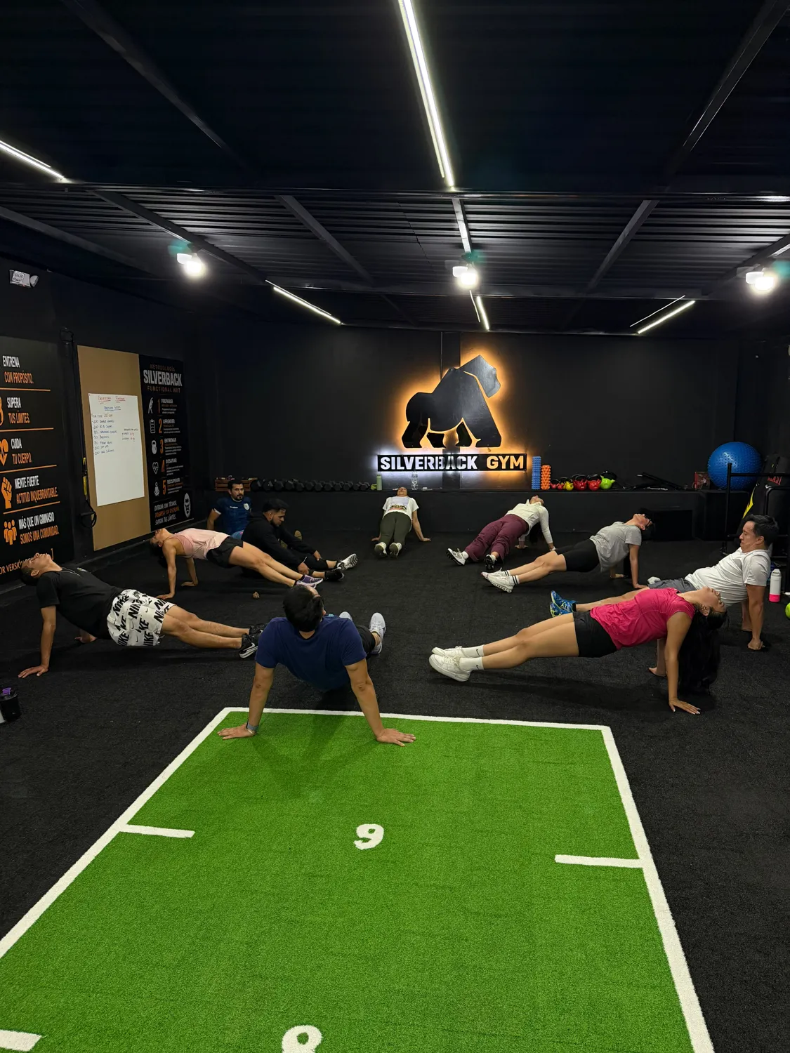 Clase de entrenamiento funcional en Silverback Gym